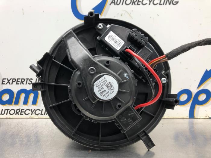 Heating and ventilation fan motor from a Seat Leon ST (5FF) 1.4 TSI 16V 2017