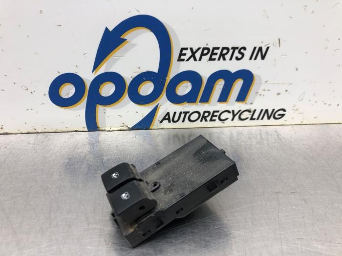 Usados Interruptor de ventanilla eléctrica Opel Astra J Sports Tourer (PD8/PE8/PF8) 1.7 CDTi 16V Precio € 36,00 Norma de margen ofrecido por Gebr Opdam B.V.