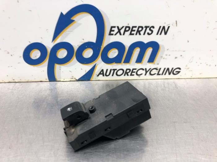 Usados Interruptor de ventanilla eléctrica Opel Astra J Sports Tourer (PD8/PE8/PF8) 1.7 CDTi 16V Precio € 22,00 Norma de margen ofrecido por Gebr Opdam B.V.