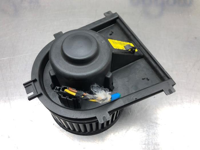 Heating and ventilation fan motor from a Volkswagen Golf IV Variant (1J5) 1.6 2005