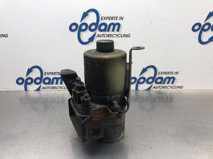 Power steering pump from a Seat Cordoba (6L2) 1.4 16V 2004