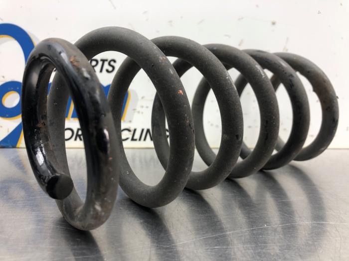 Rear coil spring from a Renault Clio IV Estate/Grandtour (7R) 1.5 Energy dCi 90 FAP 2015
