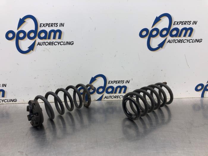 Rear coil spring from a Renault Clio IV Estate/Grandtour (7R) 1.5 Energy dCi 90 FAP 2015