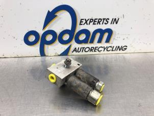 Usagé Distributeur de pression des freins Opel Corsa C (F08/68) 1.2 16V Prix € 125,00 Règlement à la marge proposé par Gebr Opdam B.V.