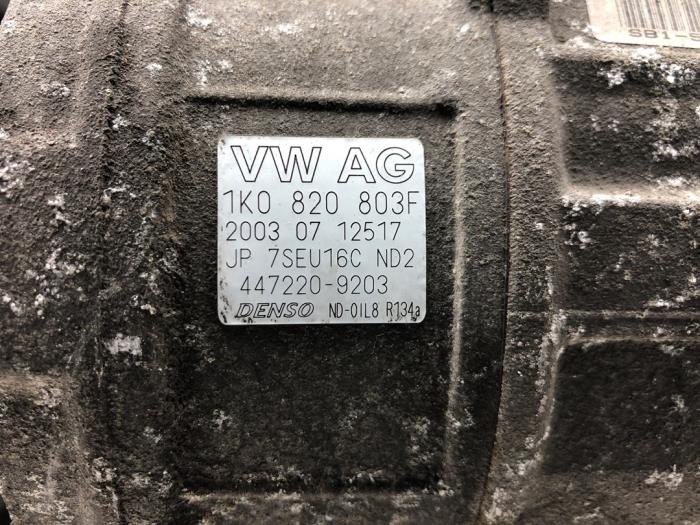 Bomba de aire acondicionado de un Volkswagen Golf V (1K1) 1.6 FSI 16V 2004