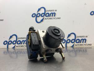 Używane Pompa ABS Opel Agila (A) 1.2 16V Twin Port Cena € 100,00 Procedura marży oferowane przez Gebr Opdam B.V.
