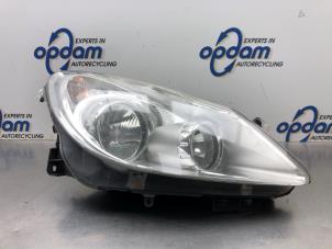 Używane Reflektor prawy Opel Corsa D 1.4 16V Twinport Cena € 90,00 Procedura marży oferowane przez Gebr Opdam B.V.