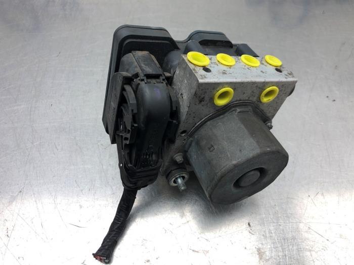ABS pump from a Renault Twingo III (AH) 1.0 SCe 70 12V 2015