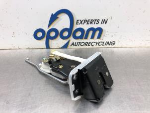 Używane Mechanizm zamka tylnej klapy Opel Agila (A) 1.2 16V Twin Port Cena € 50,00 Procedura marży oferowane przez Gebr Opdam B.V.