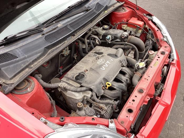 Motor de un Toyota Yaris (P1) 1.3 16V VVT-i 1999