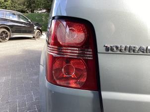 Usados Luz trasera izquierda Volkswagen Touran (1T1/T2) 1.4 16V TSI 140 Precio € 50,00 Norma de margen ofrecido por Gebr Opdam B.V.