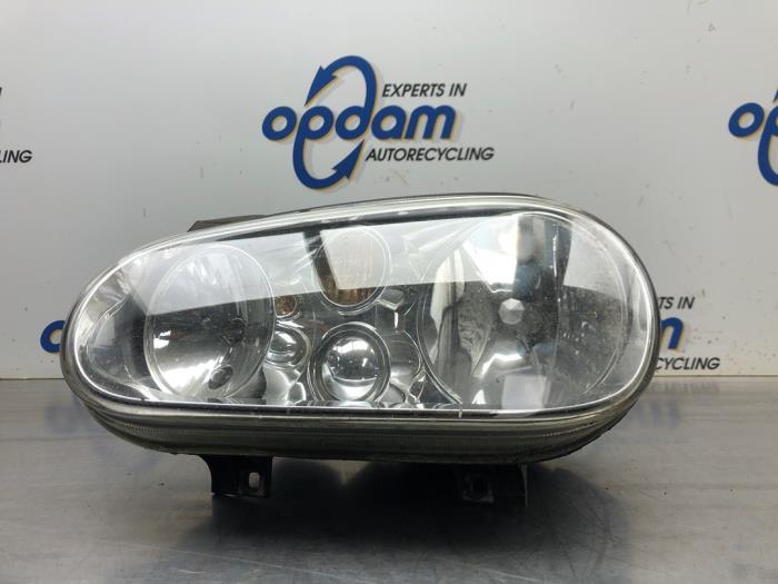 Używane Reflektor lewy Volkswagen Golf IV (1J1) 1.4 16V Cena € 27,00 Procedura marży oferowane przez Gebr Opdam B.V.