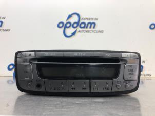 Usagé Radio/Lecteur CD Toyota Aygo (B10) 1.0 12V VVT-i Prix € 50,00 Règlement à la marge proposé par Gebr Opdam B.V.