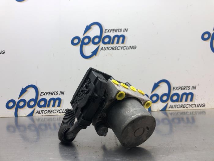 Używane Pompa ABS Opel Combo (Corsa C) 1.7 CDTi 16V Cena € 90,00 Procedura marży oferowane przez Gebr Opdam B.V.