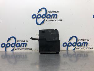 Usados Caja de fusibles Renault Megane II CC (EM) 2.0 16V Precio € 100,00 Norma de margen ofrecido por Gebr Opdam B.V.