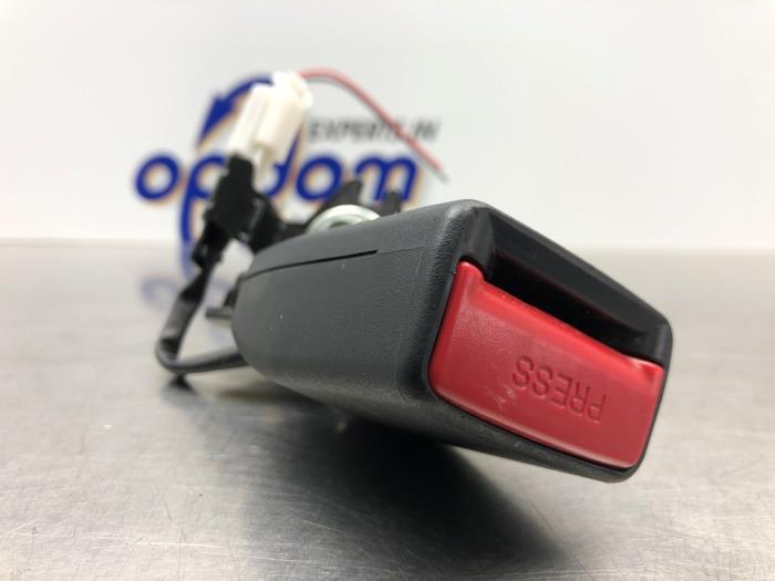 Insertion ceinture de sécurité arrière gauche d'un Mazda 2 (DJ/DL) 1.5 SkyActiv-G 90 2019