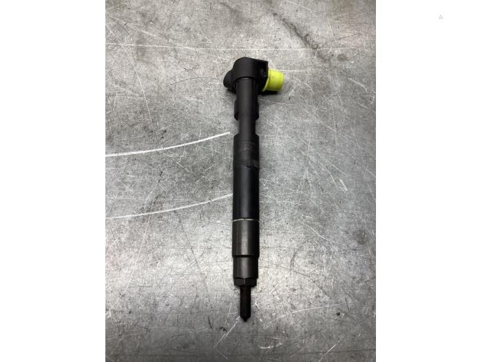 Injector (diesel) from a Mercedes-Benz CLA Shooting Brake (117.9) 2.2 CLA-220 CDI 16V 2017