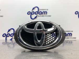 Usados Emblema Toyota Aygo (B40) 1.0 12V VVT-i Precio € 50,00 Norma de margen ofrecido por Gebr Opdam B.V.