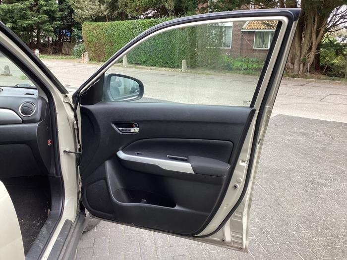 Puerta 4 puertas derecha delante de un Suzuki Vitara (LY/MY) 1.6 16V VVT 2018
