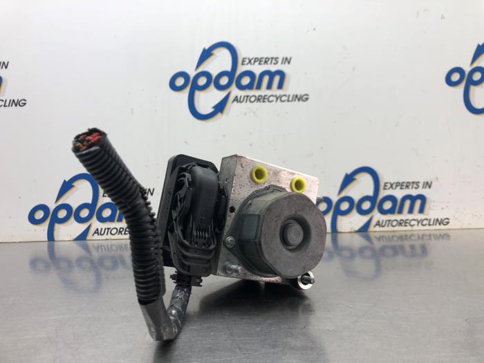 Begagnade ABS-pump Renault Clio IV (5R) 1.5 Energy dCi 90 FAP Pris € 180,00 Marginaltabell erbjuds av Gebr Opdam B.V.