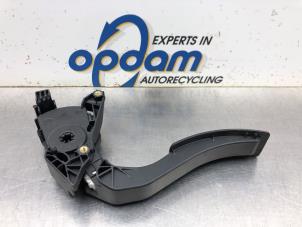 Used Accelerator pedal Renault Clio IV (5R) 1.5 Energy dCi 90 FAP Price € 50,00 Margin scheme offered by Gebr Opdam B.V.