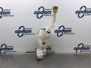 Used Front windscreen washer reservoir Renault Clio IV (5R) 1.5 Energy dCi 90 FAP Price € 40,00 Margin scheme offered by Gebr Opdam B.V.