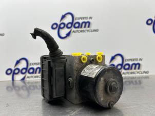 Bloc ABS d'un Opel Astra J Sports Tourer (PD8/PE8/PF8) 1.7 CDTi 16V 2012