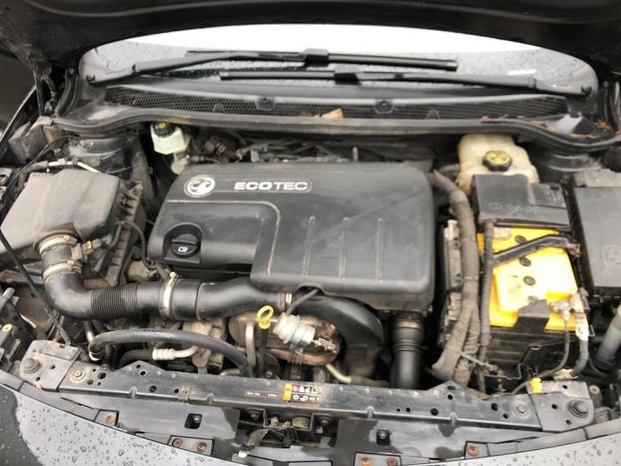 Boîtier de batterie d'un Opel Astra J Sports Tourer (PD8/PE8/PF8) 1.7 CDTi 16V 2012