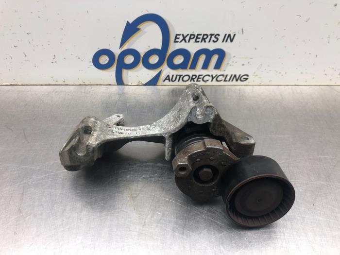 Usagé Support dynamo haut Dacia Sandero II 0.9 TCE 12V Prix € 36,00 Règlement à la marge proposé par Gebr Opdam B.V.