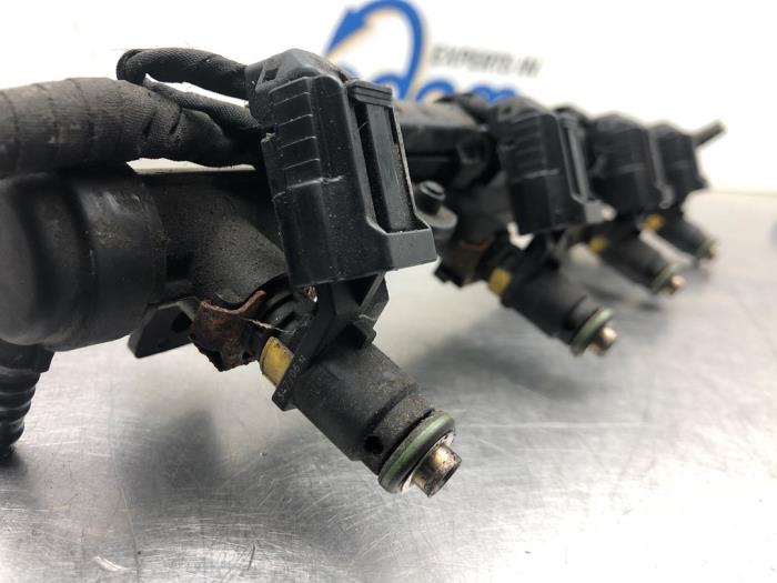 Injector (petrol injection) from a Volkswagen Golf Plus (5M1/1KP) 1.4 16V 2007