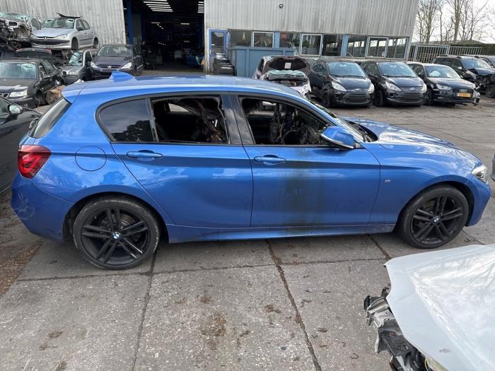 Retrovisor externo derecha de un BMW 1 serie (F20) 118i 1.5 TwinPower 12V 2019