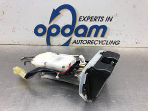Używane Mechanizm zamka tylnej klapy Opel Agila (A) 1.2 16V Twin Port Cena € 50,00 Procedura marży oferowane przez Gebr Opdam B.V.