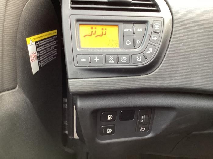 Heater control panel from a Citroën C4 Grand Picasso (UA) 2.0 HDiF 16V 135 2009