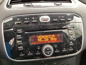 Używane Radioodtwarzacz CD Fiat Punto III (199) 0.9 TwinAir Cena na żądanie oferowane przez Gebr Opdam B.V.