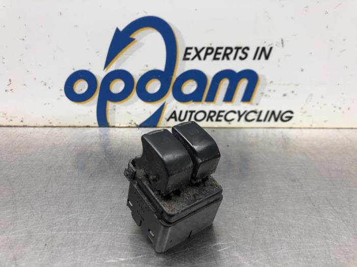 Usados Interruptor de ventanilla eléctrica Chevrolet Spark (M300) 1.0 16V Bifuel Precio € 32,00 Norma de margen ofrecido por Gebr Opdam B.V.