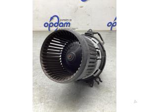 Usados Motor de ventilador de calefactor Renault Clio IV (5R) 0.9 Energy TCE 90 12V Precio € 50,00 Norma de margen ofrecido por Gebr Opdam B.V.