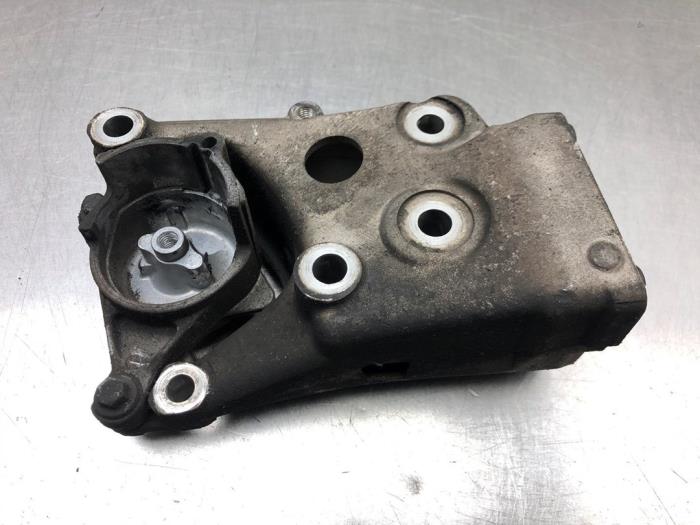 Engine mount from a Peugeot 206 CC (2D) 2.0 16V 2002
