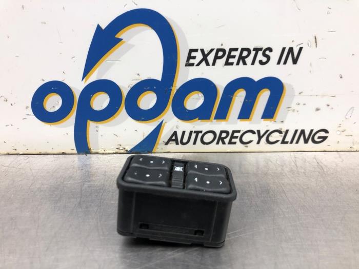 Usados Interruptor de ventanilla eléctrica Opel Zafira (F75) 1.8 16V Precio € 32,00 Norma de margen ofrecido por Gebr Opdam B.V.