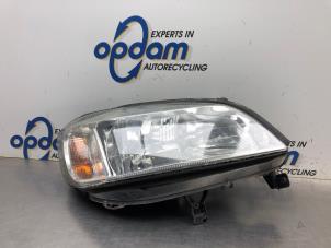 Używane Reflektor prawy Opel Zafira (F75) 1.6 16V Cena € 50,00 Procedura marży oferowane przez Gebr Opdam B.V.