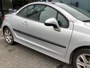 Używane Drzwi prawe wersja 2-drzwiowa Peugeot 207 CC (WB) 1.6 16V Cena € 150,00 Procedura marży oferowane przez Gebr Opdam B.V.