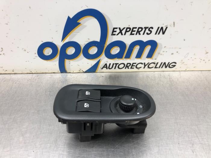 Usados Interruptor de ventanilla eléctrica Renault Kangoo Express (FW) 1.5 dCi 90 FAP Precio € 32,00 Norma de margen ofrecido por Gebr Opdam B.V.