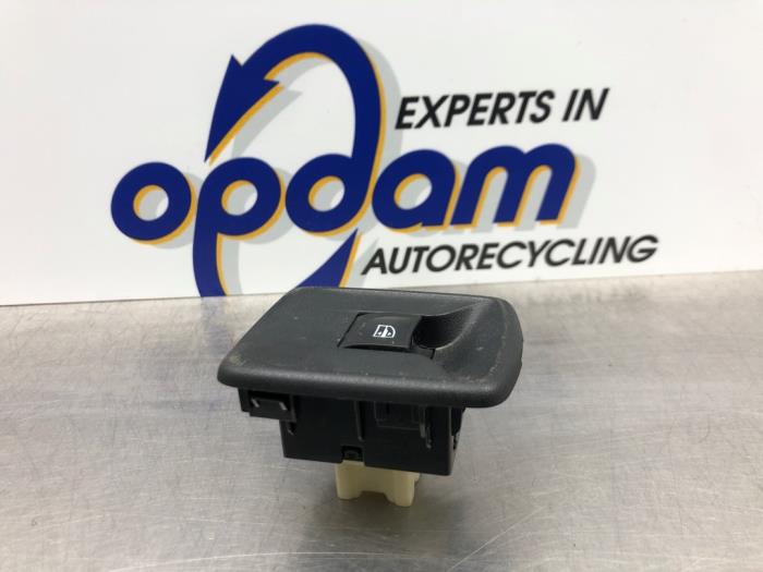 Usados Interruptor de ventanilla eléctrica Renault Kangoo Express (FW) 1.5 dCi 90 FAP Precio € 27,00 Norma de margen ofrecido por Gebr Opdam B.V.