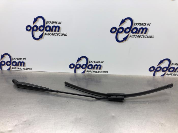 Front wiper arm from a Renault Kangoo Express (FW) 1.5 dCi 90 FAP 2019