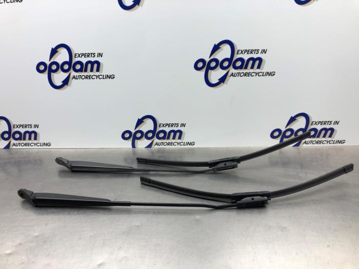 Front wiper arm from a Renault Kangoo Express (FW) 1.5 dCi 90 FAP 2019