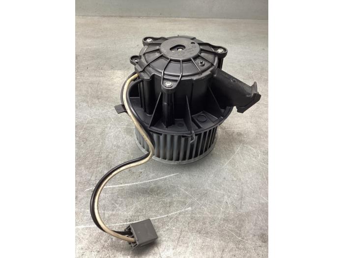 Motor de ventilador de calefactor de un Opel Astra J Sports Tourer (PD8/PE8/PF8) 1.7 CDTi 16V 2011