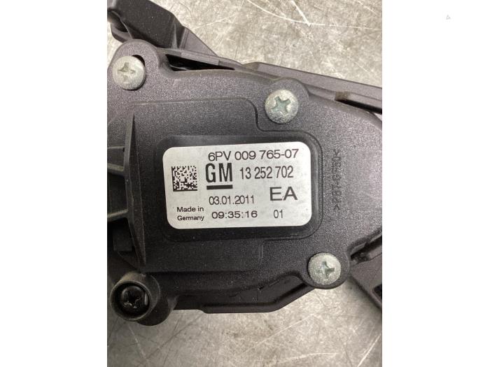 Gaspedalsensor från en Opel Astra J Sports Tourer (PD8/PE8/PF8) 1.7 CDTi 16V 2011