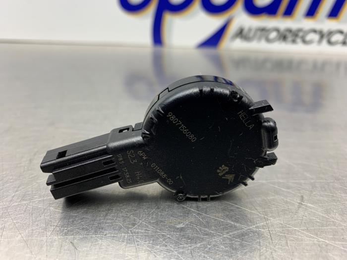 Begagnade Regnsensor Citroen C4 Cactus (0B/0P) 1.2 PureTech 110 12V Pris € 32,00 Marginaltabell erbjuds av Gebr Opdam B.V.