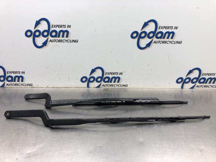 Front wiper arm from a Volvo 850 Estate 2.5i 20V 1993