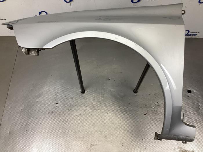 Front wing, left from a Renault Laguna II Grandtour (KG) 2.0 dCi 16V 2007