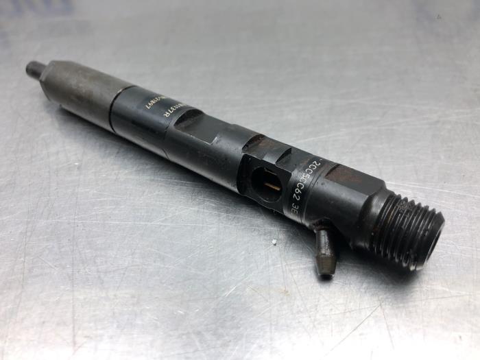 Injector (diesel) from a Renault Kangoo Express (FW) 1.5 dCi 70 2008